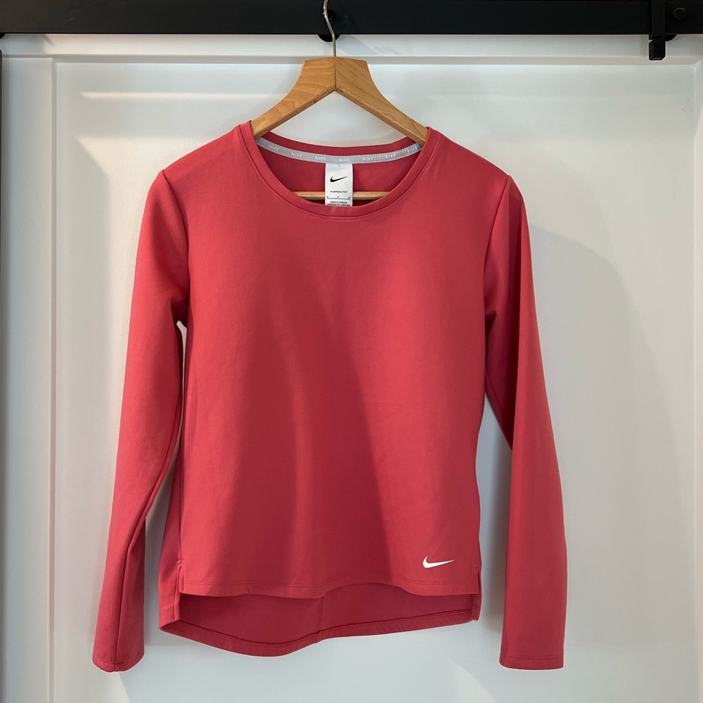 Women’s Nike Therma-Fit top. Like new condition.